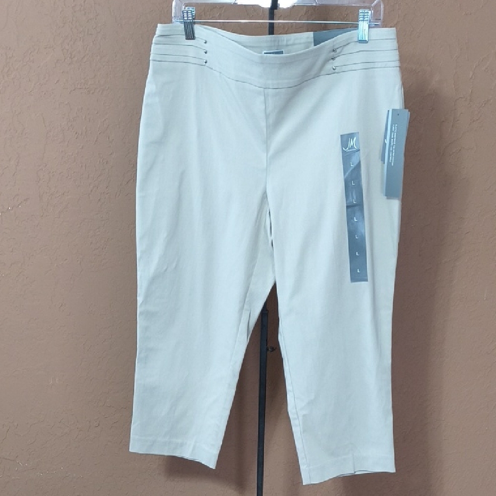 NWT JM Collection Women's Tan Rivet Tummy Control Capris Size L